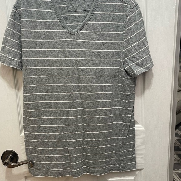 - Banana Republic vtg tee v neck med - Picture 2 of 11